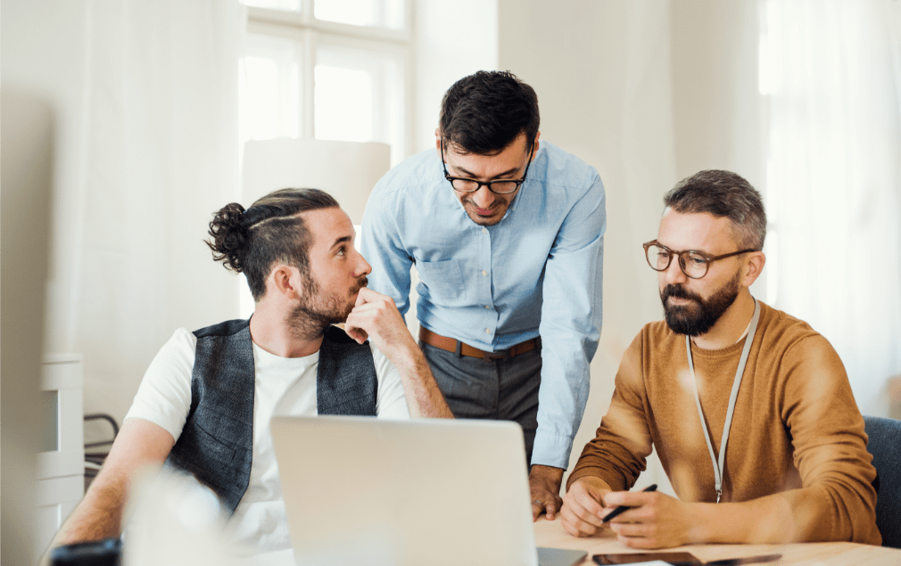 group-of-young-businesspeople-with-laptop-working-8SHTZUN-min